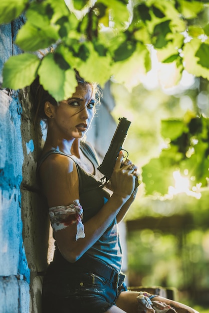 Donna con una pistola in natura