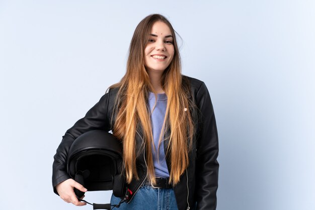 Donna con una risata del casco del motociclo