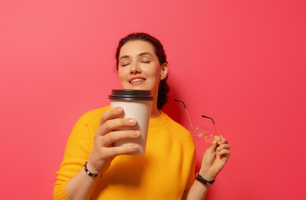 donna con una tazza di caffè 213