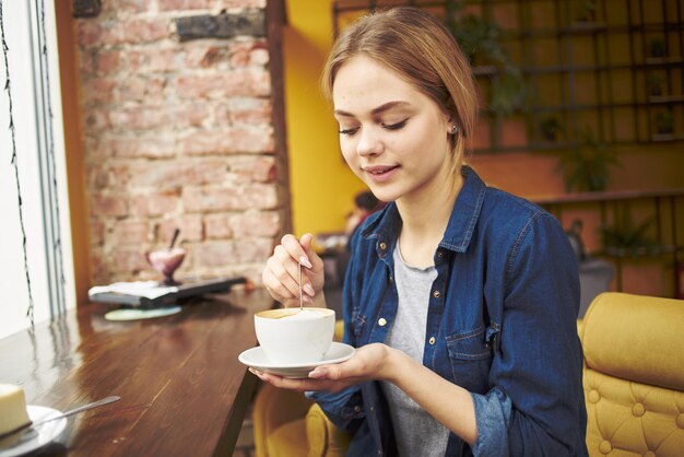 Donna con una tazza di caffè caffè vacanza stile di vita esecutivo mattina