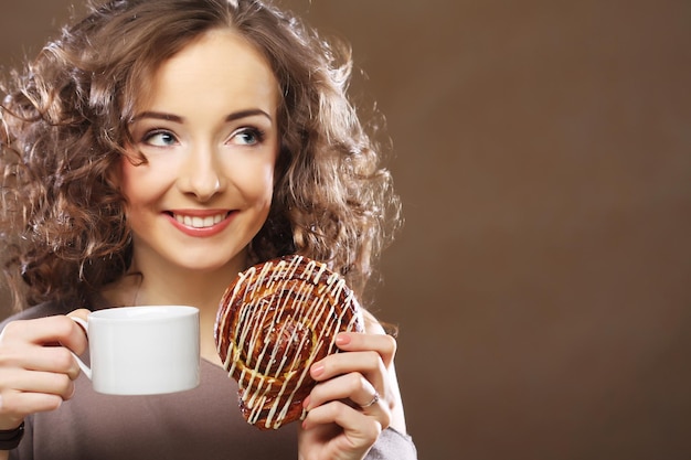 Donna con una tazza di caffè espresso