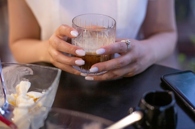 donna con una tazza di caffè godere di un primo piano