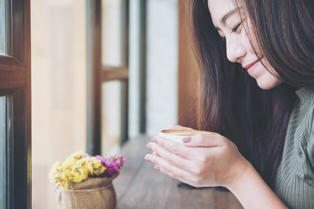 Donna con una tazza di caffè