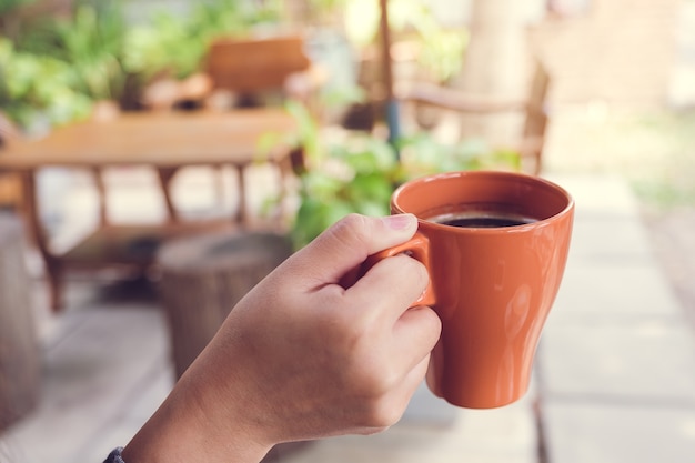 Donna con una tazza di caffè