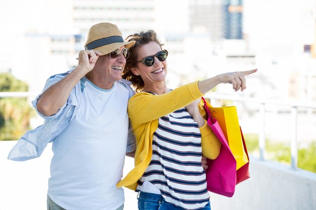 Donna con uomo che punta in città