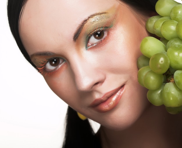 Donna con uva verde