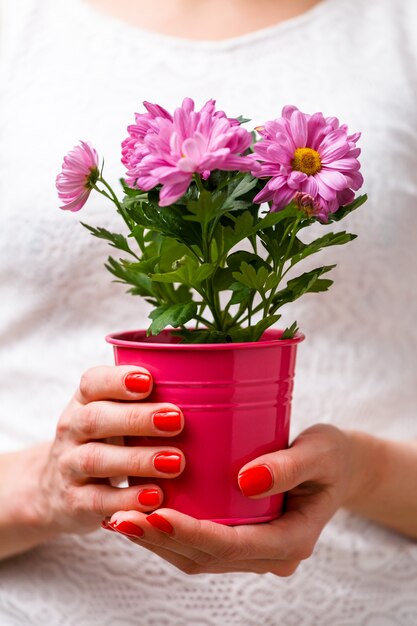 donna con vaso con fiore rosa