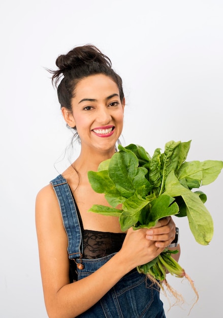 Donna con verdure fresche