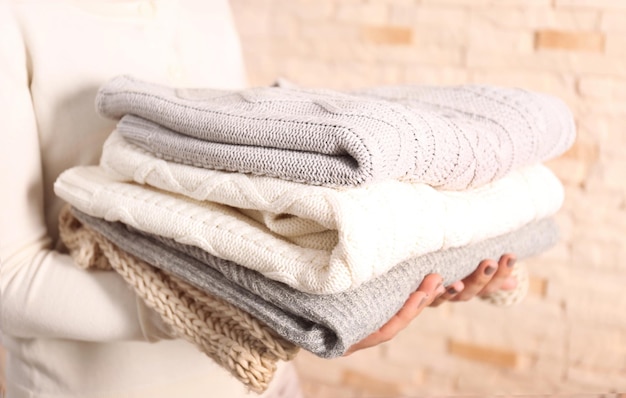 Donna con vestiti a maglia in primo piano