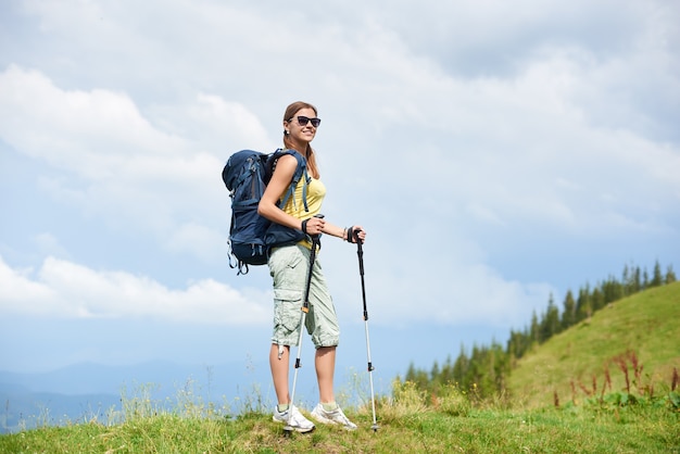 Donna con zaino, escursioni in montagna