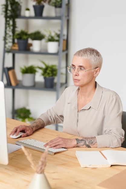 Donna concentrata che analizza la risorsa online