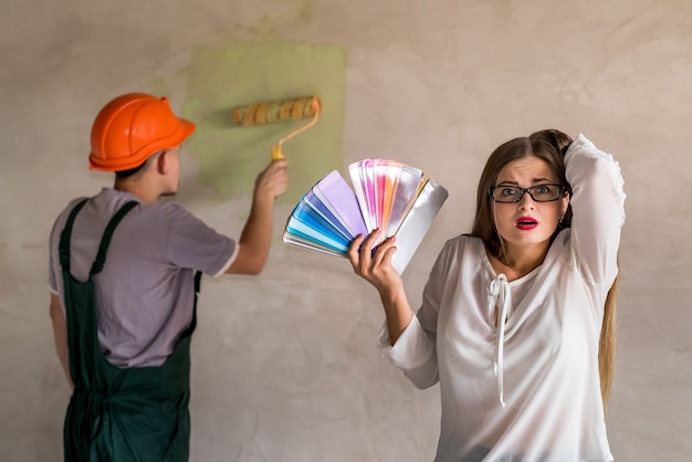 Donna confusa dal colore del muro