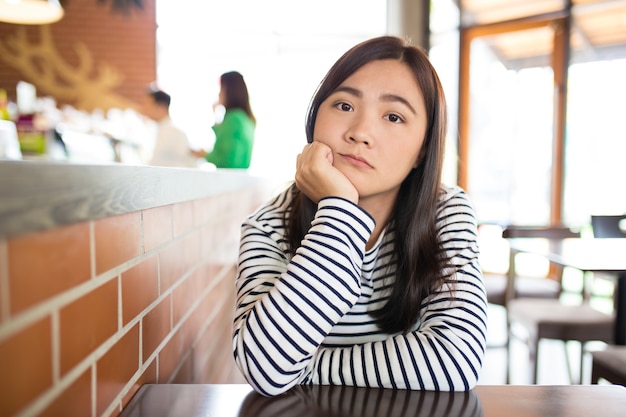 Donna così triste al caffè