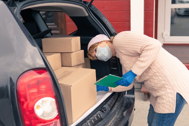 Donna Courier consegna il carico all'indirizzo in auto