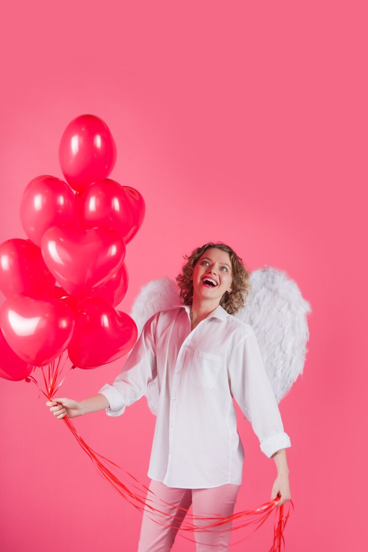 Foto donna cupido san valentino pubblicità cupido angelo donna con palloncini cupido a san valentino donna