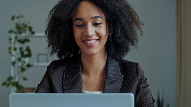 Donna d'affari africana, lavoratrice d'ufficio, parla con un socio in affari nel video di una chiamata di chat online