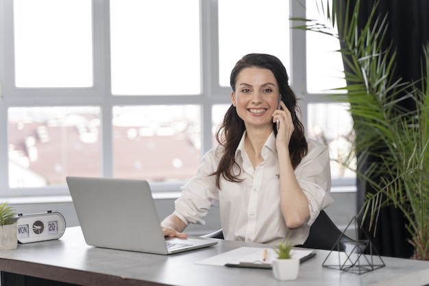 Donna d'affari al lavoro