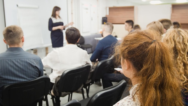 Donna d'affari al seminario insegnante femminile alla conferenza internazionale