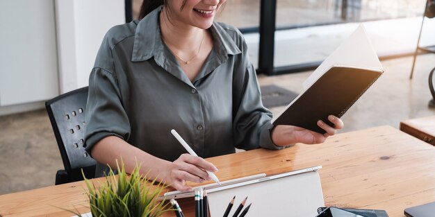 Donna d'affari asiatica che lavora con tablet