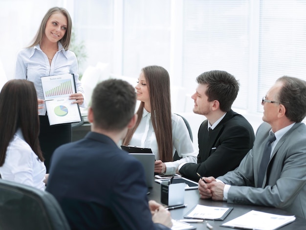 Donna d'affari che conduce una presentazione per i colleghi di lavoro