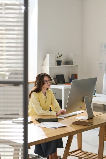 Donna d'affari che lavora al computer in ufficio