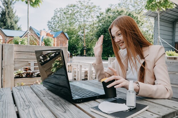 Donna d'affari che lavora al laptop all'aperto donna d'affari che ha una riunione remota di videochiamata mentre