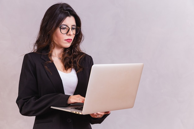 Donna d'affari che lavora con il suo laptop