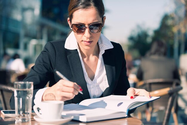 Donna d'affari che lavora in un caffè