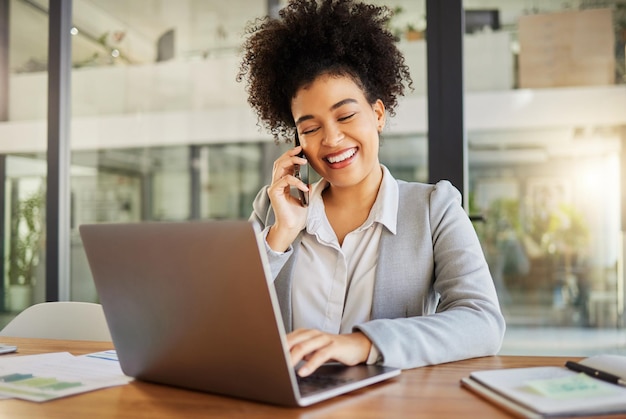 Donna d'affari che lavora su laptop in ufficio in conversazione al telefono e parla con persone su smartphone al lavoro Felice lavoratore aziendale dipendente e manager che legge l'e-mail presso la società di marketing