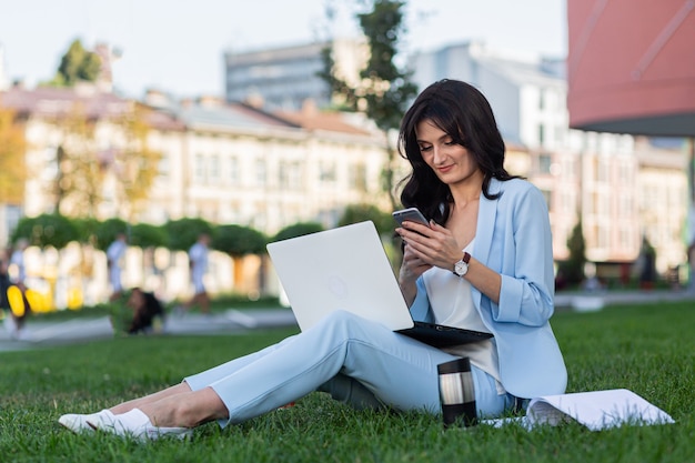 donna d'affari che riposa dopo il lavoro