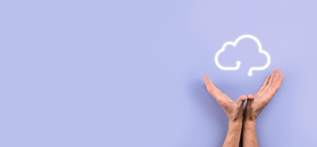 Donna d'affari che tiene in mano la rete di cloud computing dell'icona e le informazioni sui dati di connessione dell'icona. Concetto di cloud computing e tecnologia.