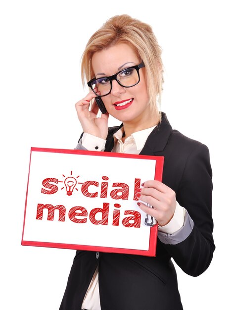 donna d'affari che tiene poster con i social media