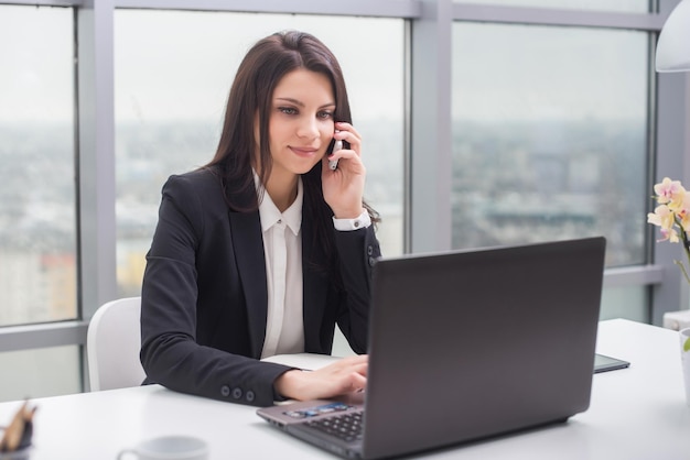 Donna d'affari con il taccuino nel posto di lavoro dell'ufficio