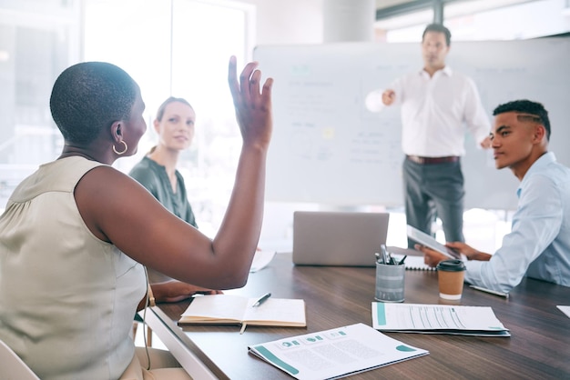 Donna d'affari con una domanda in una riunione e comunicazione con il team in ufficio Diversità delle persone aziendali e lavoratori in camera a parlare di pianificazione della strategia o b2b o marketing nella costruzione dell'azienda