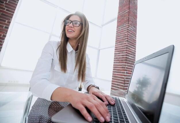 Donna d'affari di foto stilizzata che utilizza il computer portatile