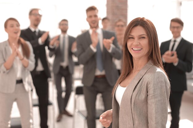 Donna d'affari di successo in piedi nella sala conferenzeconcetto di affari