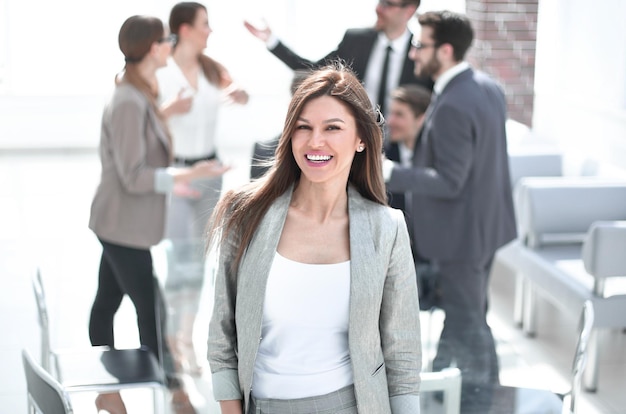 Donna d'affari di successo sullo sfondo del suo posto di lavoro