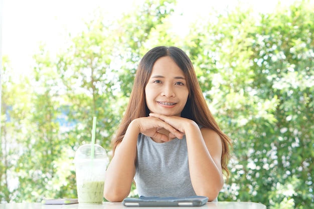 Donna d'affari felice che lavora al caffè Completare con successo il lavoro pianificato senza stress