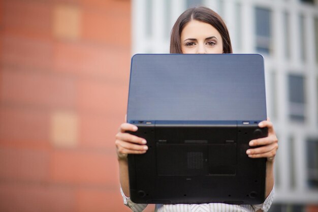 Donna d'affari felice con laptop