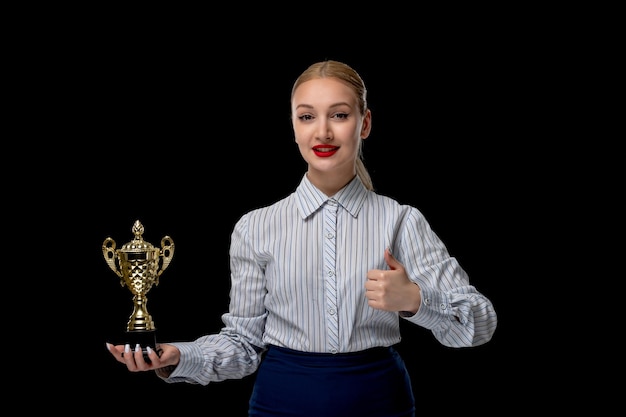 Donna d'affari felice ragazza carina con trofeo d'oro con rossetto rosso in costume da ufficio