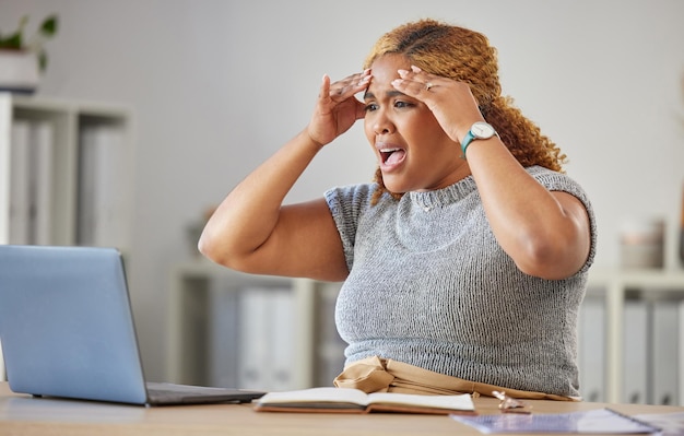 Donna d'affari frustrata arrabbiata e infastidita che legge le e-mail su un laptop in un ufficio moderno Giovane lavoratore professionista stressato per un errore sconvolto per la rottura della connessione Internet o del pc