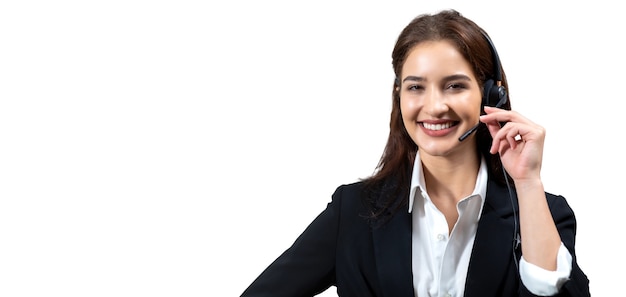 donna d'affari in giacca e cuffia sorride mentre lavora isolato su sfondo bianco.