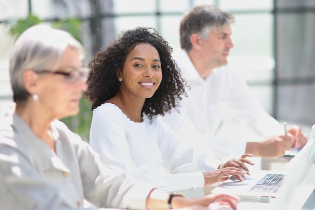 Donna d'affari in ufficio al lavoro con il team