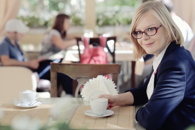 donna d'affari in un caffè