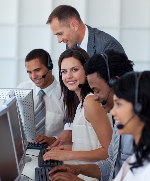 Donna d&#39;affari in un call center con la sua squadra e manager