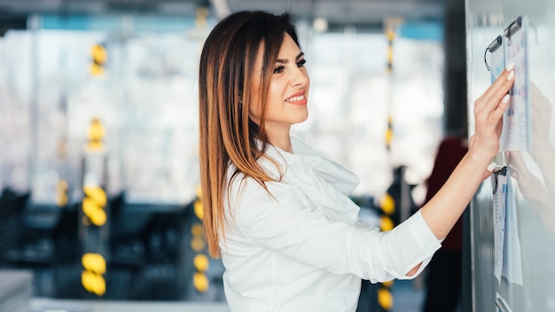 donna d'affari. leader femminile forte di successo