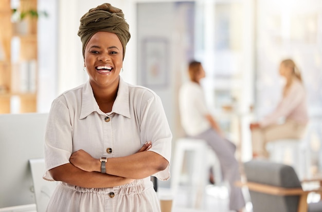 Donna d'affari manager e capo felice di lavorare in una società di marketing di avvio leadership di impiegati e sorriso in agenzia Ritratto di lavoratore africano con le braccia incrociate nell'ufficio di lavoro