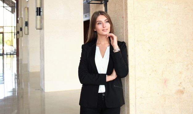 Donna d'affari moderna in ufficio con copia spazio