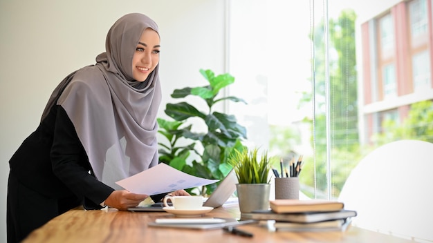 Donna d'affari musulmana asiatica di successo con l'hijab che lavora nell'ufficio