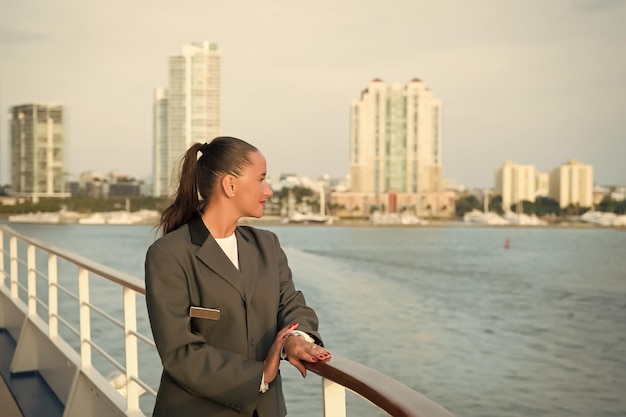 Donna d'affari o ragazza carina felice alla nave